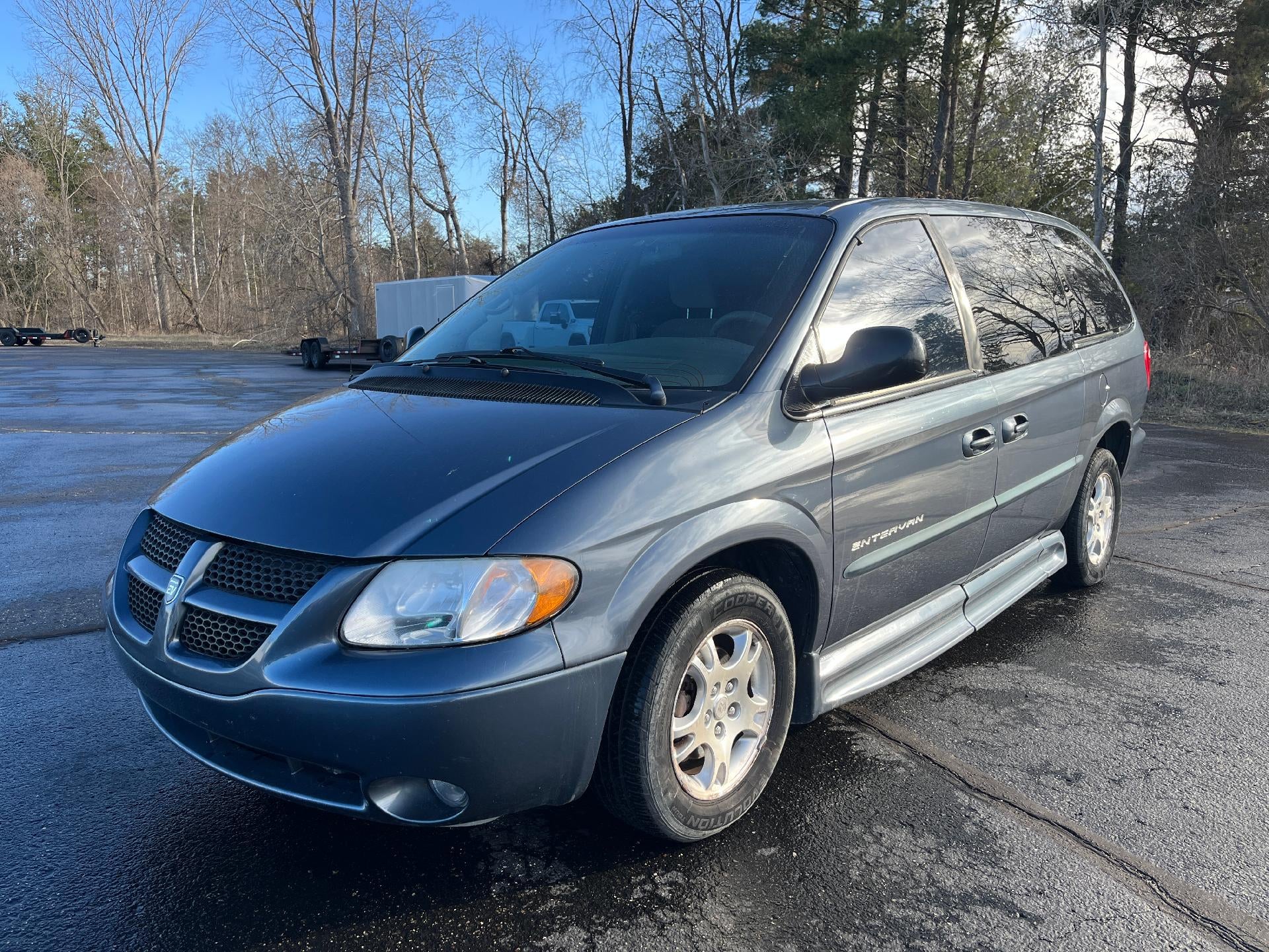 2002 Dodge Caravan Sport in Blue — front three-quarter view