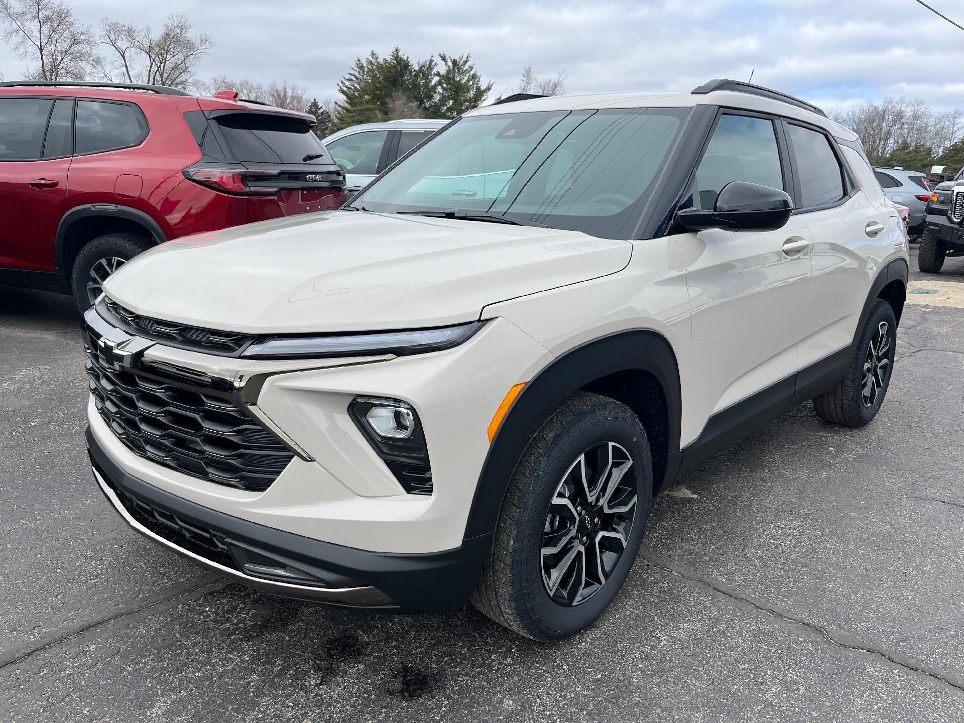 2026 Chevrolet Trailblazer ACTIV in White Sands — front three-quarter view
